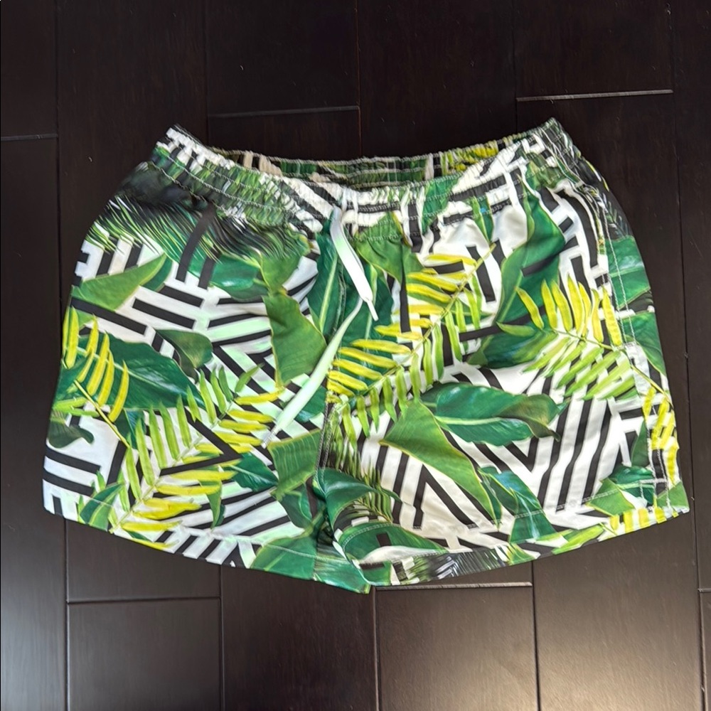 Chubbies Men’s S tropical Leaf Print Swim Trunks!